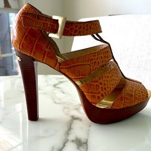 Michael Kors heel with gold buckle. Alligator leather upper